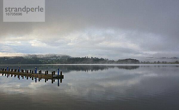 Steg an einem stillen See im britischen Lake District