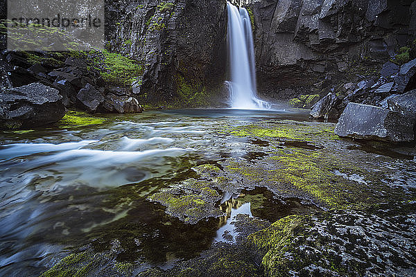 Idyllische Aufnahme des Folaldafoss-Wasserfalls  Ostregion  Island
