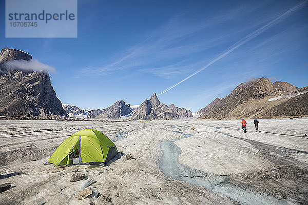 Zwei Bergsteiger erkunden den Caribou-Gletscher auf Baffin Island  Kanada.