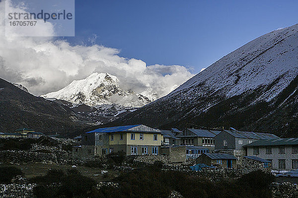 Der Island Peak hinter einem Dorf im nepalesischen Khumbu-Tal.