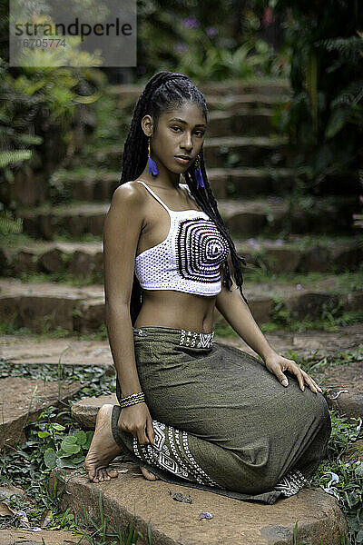 Junge afrokolumbianische Frau im Garten