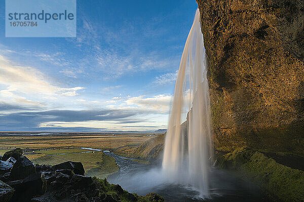 Idyllische Aufnahme des Seljalandsfoss-Wasserfalls gegen den Himmel  Südisland