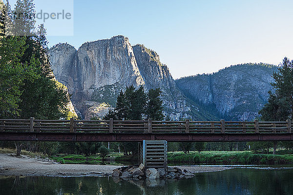 Mini-Brücke im Yosemite Valley in der Mitte des El Capitan