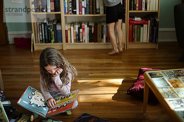 Kinder  die während der Pandemie zu Hause lesen