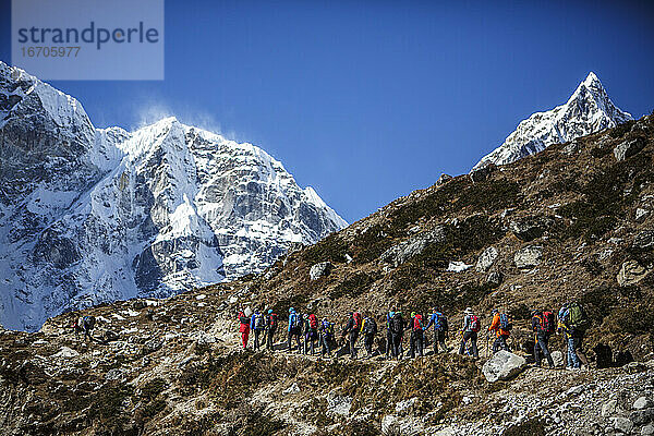 Wanderer auf dem Weg zum Everest Base Camp in Nepal.