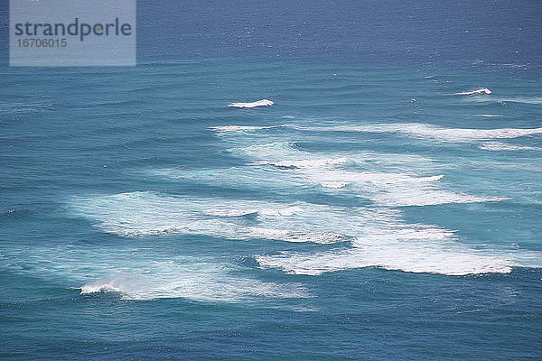 Weiße Mützen auf dem Pazifik bei Cape Reinga an der Spitze von NZ