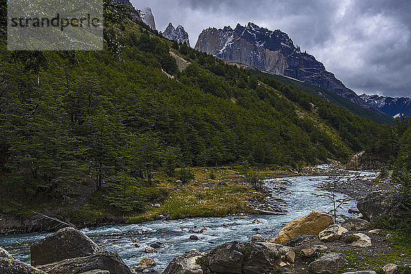 Süßwasserfluss im Nationalpark Torres del Paine  Patagonien