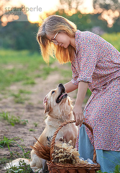 Frau und Hund auf dem Bauernhof