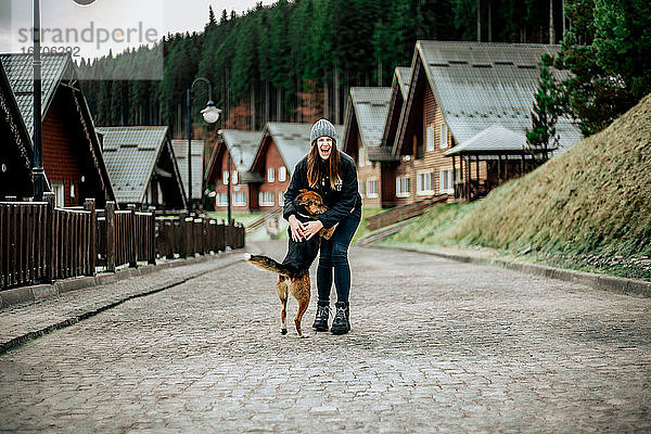 Glückliches Mädchen auf einem Spaziergang mit einem Haustier