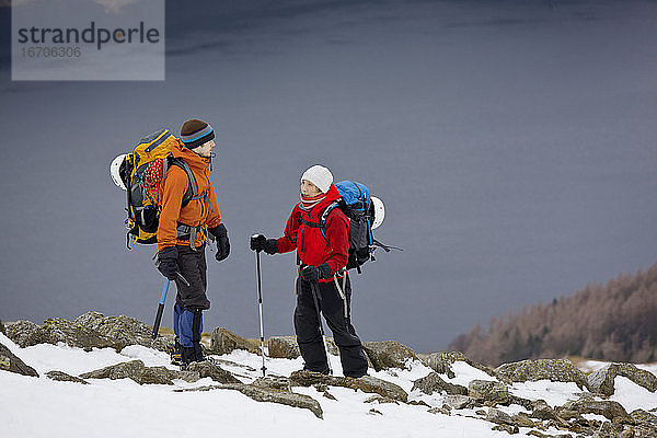 Paar beim Wandern auf den Berg Helvellyn im Lake District