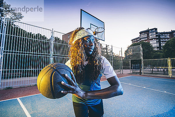 Lateinamerikanische und afrikanische Frauen spielen Basketball