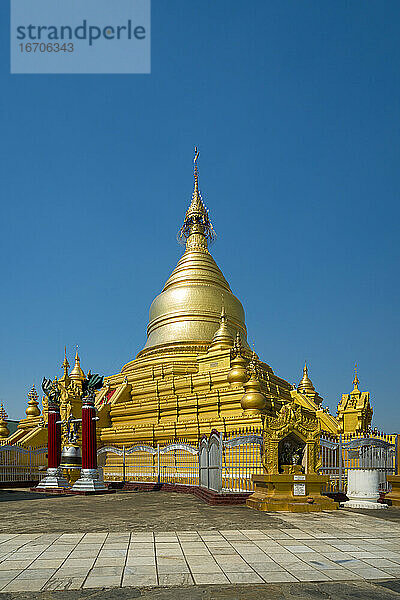 Außenansicht der Goldenen Kuthodaw-Pagode gegen den klaren blauen Himmel  Mandalay  Myanmar