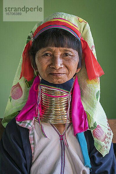Porträt einer älteren birmanischen Frau vom Stamm der Kayan  Inle-See  Myanmar