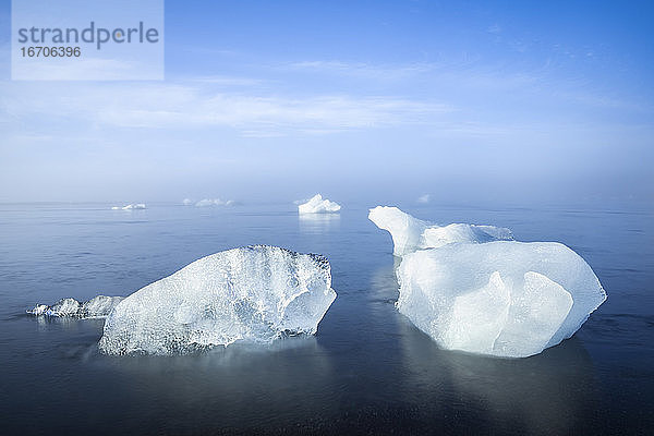Zwei Eisbrocken am Meeresufer am Diamantstrand in der Nähe der Gletscherlagune Jokulsarlon bei nebligem Wetter  Island