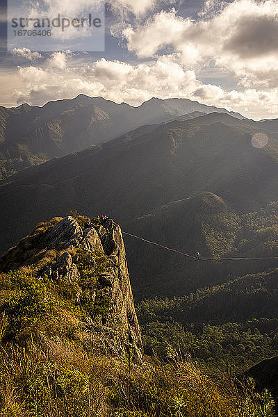 Schöner Blick auf Abenteuer Highliner mit großen Bergen im Rücken