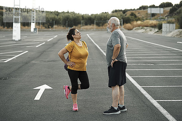 Ein Mann und eine Frau mittleren Alters machen sich für den Sport bereit