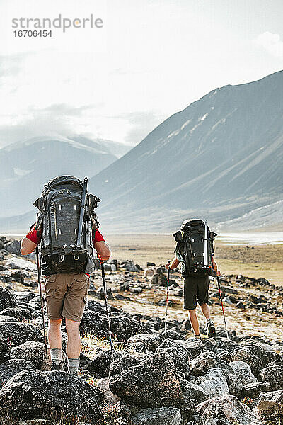 Rückansicht der Backpacker in Akshayak Pass