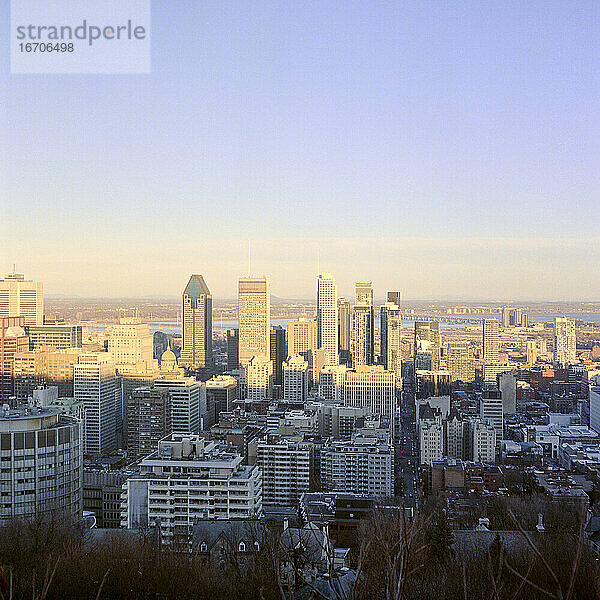 Skyline der kanadischen Stadt bei Sonnenuntergang