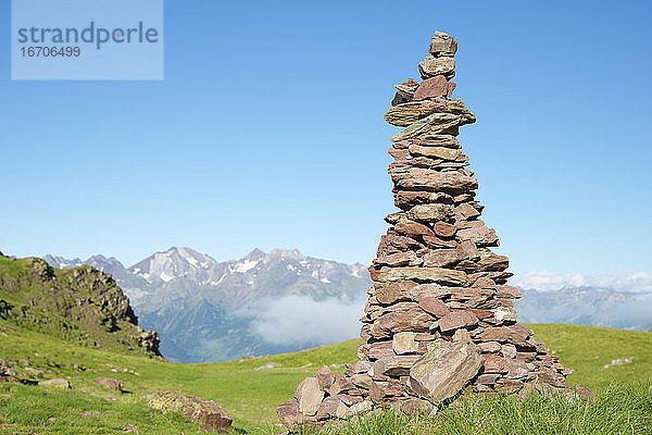 Steinhaufen zur Kennzeichnung des richtigen Weges im Tena-Tal  Provinz Huesca in Aragonien  Pyrenäen in Spanien.