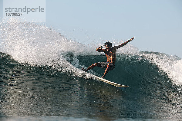 Surfer auf einer Welle  Lombok  Indonesien