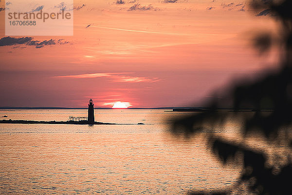 Sonnenaufgang über einem Insel-Leuchtturm vor der Küste von Maine