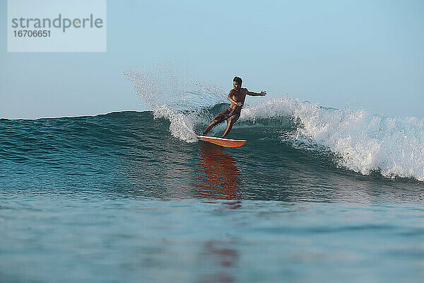 Surfer auf einer Welle  Lombok  Indonesien