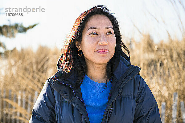 Closeup Porträt der asiatischen Frau im Freien lächelnd am Strand
