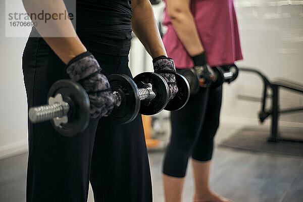 Zwei Frauen machen Krafttraining zu Hause