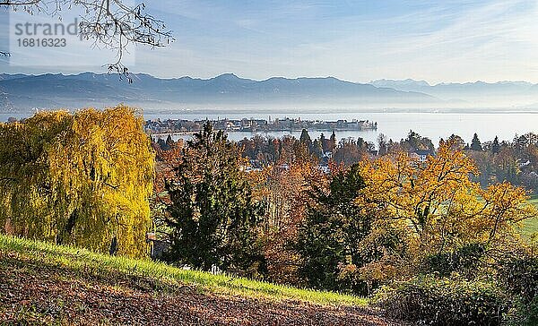 Herbstlandschaft über dem See mit Altstadtinsel vor der Alpenkette  Lindau  Bodensee  Schwaben  Bayern  Deutschland  Europa