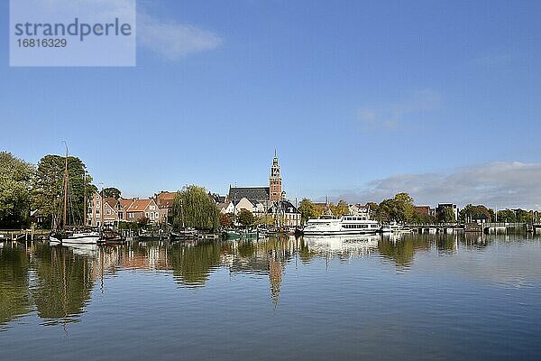 Rathaus und Museumshafen Leer  Ostfriesland  Niedersachsen  Deutschland  Europa