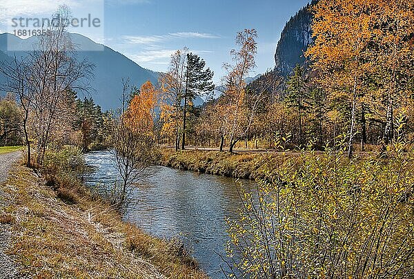 Herbstlandschaft an der Ammer  Oberammergau  Ammertal  Ammergauer Alpen  Oberbayern  Bayern  Deutschland  Europa