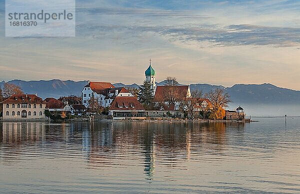 Halbinsel mit der Pfarrkirche St. Georg vor der Alpenkette bei Abendsonne  Wasserburg am Bodensee  Schwaben  Bayern  Deutschland  Europa