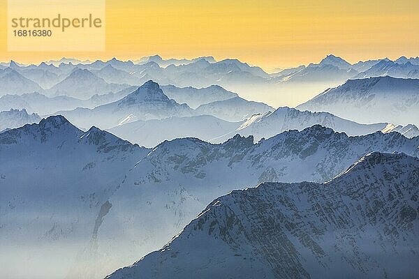 Alpen  auf dem Gipfel der Zugspitze im Winter  Bayern  Deutschland  Europa