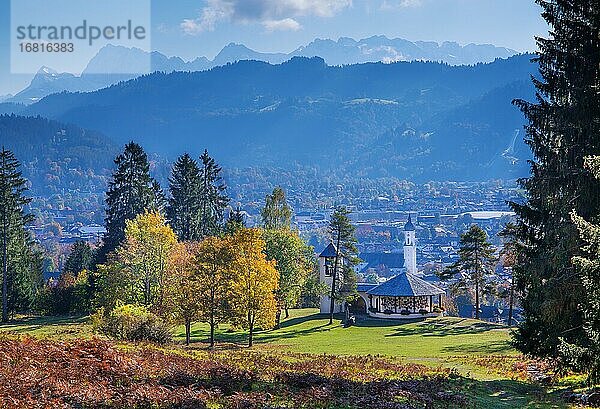 Herbstlandschaft am Kramerplateauweg mit Ortsansicht und Karwendelgebirge  Garmisch-Partenkirchen  Loisachtal  Werdenfelser Land  Oberbayern  Bayern  Deutschland  Europa