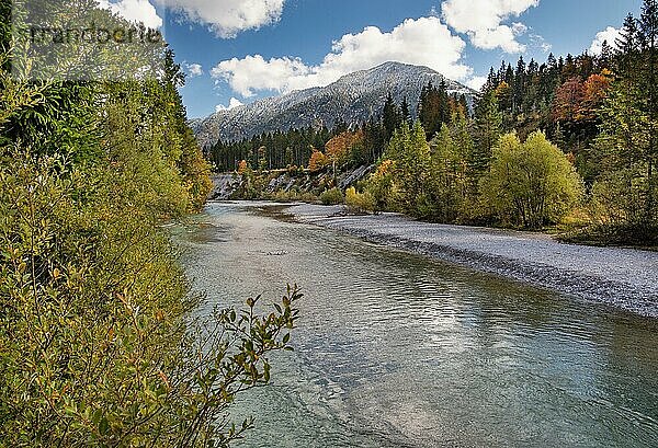 Herbstlandschaft im Isartal  Wallgau  Isar  Werdenfelser Land  Alpenwelt Karwendel  Oberbayern  Bayern  Deutschland  Europa