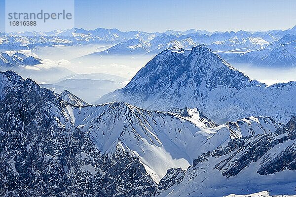 Hohe Munde  2661 m  Alpen  auf dem Gipfel der Zugspitze  Aussicht im Winter  Bayern  Deutschland  Europa