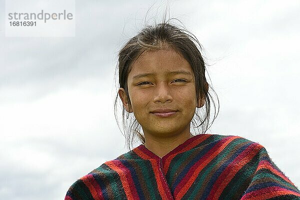 Indigenes Mädchen blickt lächelnd in die Kamera  bei Otavalo  Provinz Imbabura  Ecuador  Südamerika