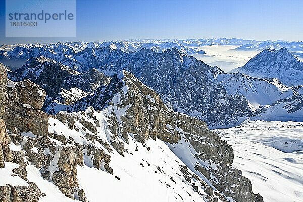 Aussicht vom Gipfel der Zugspitze  Bayern  Deutschland  Europa