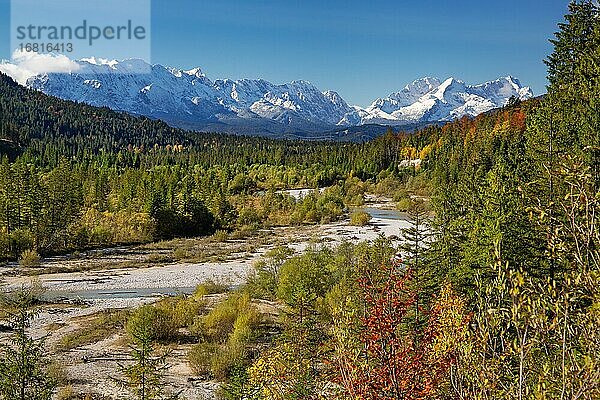 Herbstlandschaft im Isartal mit Wettersteingebirge  Wallgau  Isar  Werdenfelser Land  Alpenwelt Karwendel  Oberbayern  Bayern  Deutschland  Europa