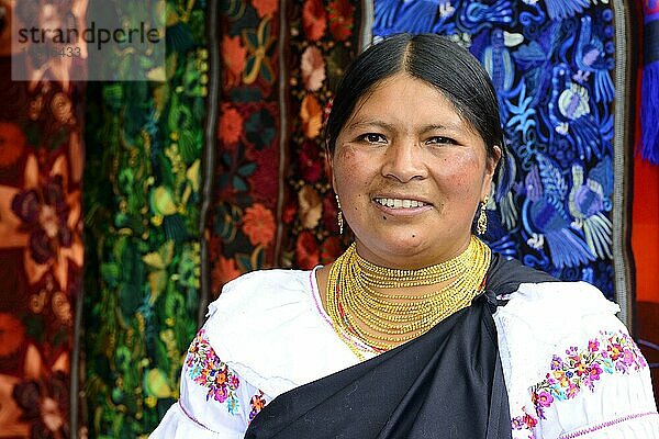 Indigene Verkäuferin am Kunsthandwerksmarkt  Plaza de los Ponchos  Otavalo  Provinz Imbabura  Ecuador  Südamerika
