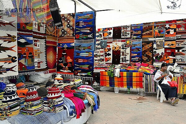 Bunte Textilien am Kunsthandwerksmarkt  Plaza de Ponchos  Otavalo  Provinz Imbabura  Ecuador  Südamerika