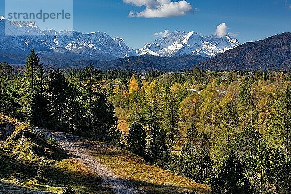 Herbstlandschaft im Isartal mit Alpspitze und Zugspitze im Wettersteingebirge  Wallgau  Isar  Werdenfelser Land  Alpenwelt Karwendel  Oberbayern  Bayern  Deutschland  Europa