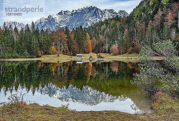 Ferchensee mit Karwendelgebirge  Mittenwald  Isartal  Werdenfelser Land  Oberbayern  Bayern  Deutschland  Europa