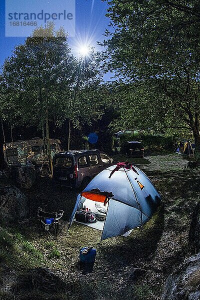 Zelt auf einem städtischen Zeltplatz  Pont de Montvert  Frankreich  Europa
