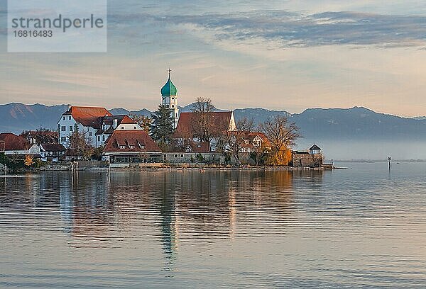 Halbinsel mit der Pfarrkirche St. Georg vor der Alpenkette bei Abendsonne  Wasserburg am Bodensee  Schwaben  Bayern  Deutschland  Europa