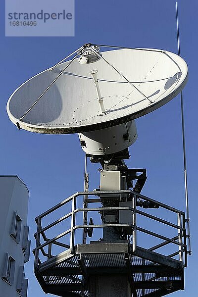 TV Satelliten-Sendeanlage vor dem WDR Düsseldorf  Westdeutscher Rundfunk  Medienhafen  Nordrhein-Westfalen  Deutschland  Europa