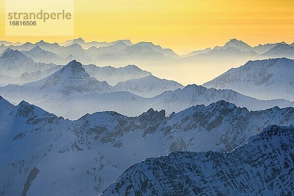 Alpen  auf dem Gipfel der Zugspitze im Winter  Bayern  Deutschland  Europa