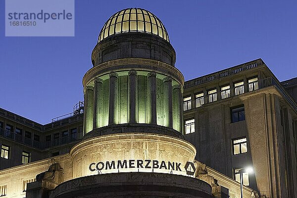 Commerzbank  beleuchteter Schriftzug am historischen Gebäude an der Kasernenstraße  Düsseldorf  Nordrhein-Westfalen  Deutschland  Europa