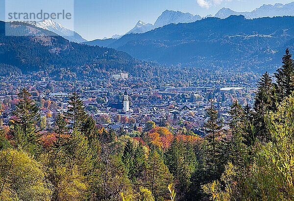 Herbstlandschaft am Kramerplateauweg mit Ortsüberblick und Karwendelgebirge  Garmisch-Partenkirchen  Loisachtal  Werdenfelser Land  Oberbayern  Bayern  Deutschland  Europa