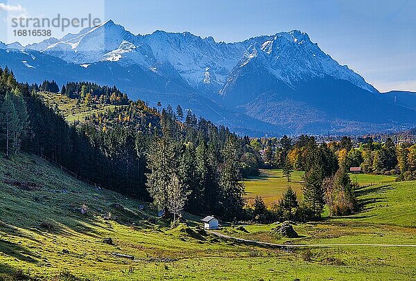 Herbstlandschaft am Philosophenweg mit Zugspitzgruppe  Garmisch-Partenkirchen  Wettersteingebirge  Loisachtal  Werdenfelser Land  Oberbayern  Bayern  Deutschland  Europa